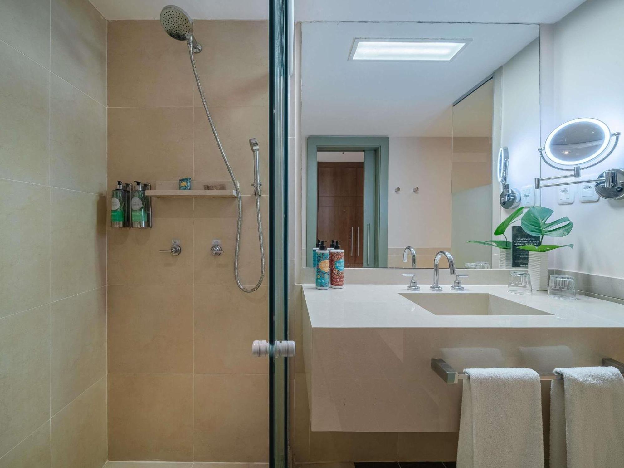 Deluxe Room with Two Single Beds and City View